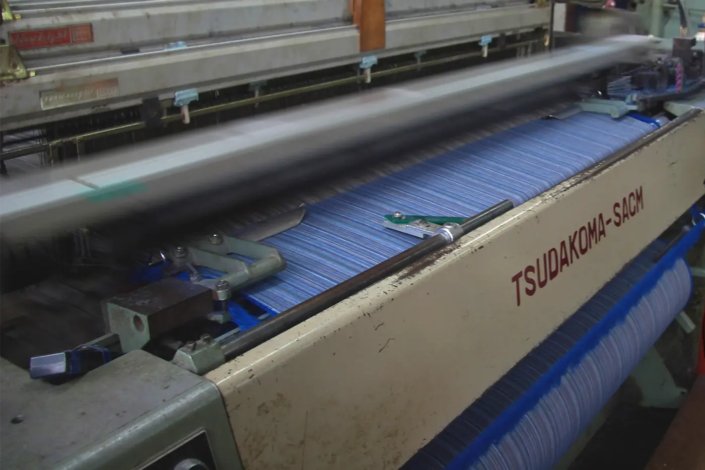 On traditional shuttle looms, each thread is carefully interlaced to create the sling fabric. The rhythmic motion of the loom transforms linen yarn into a strong, breathable textile designed to support everyday carrying.