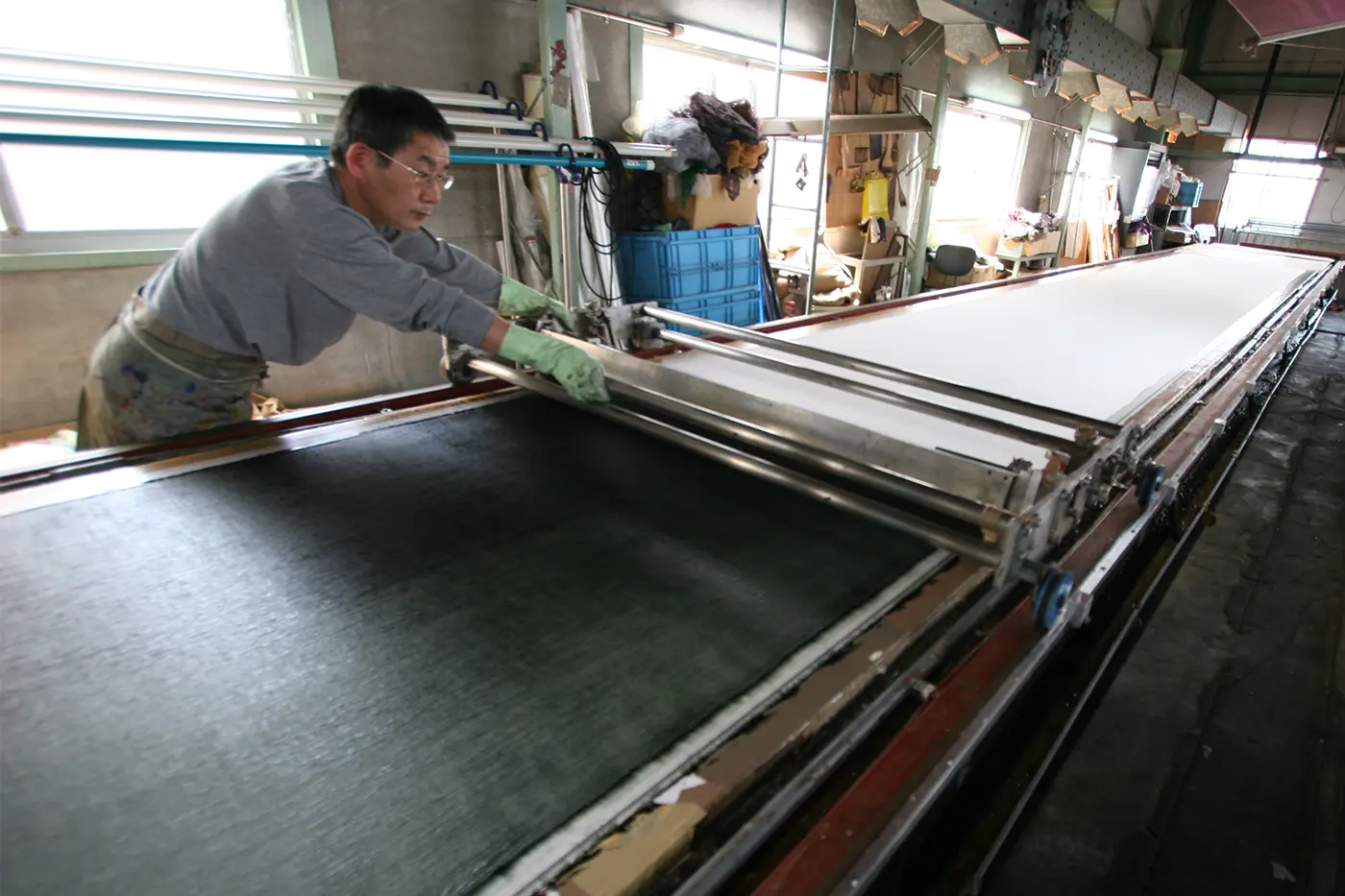 Dyed in Kyoto. In Kyoto, the woven fabric is dyed using traditional techniques. Color moves slowly through the cloth, creating depth and subtle variations while preserving the linen’s natural softness and strength.