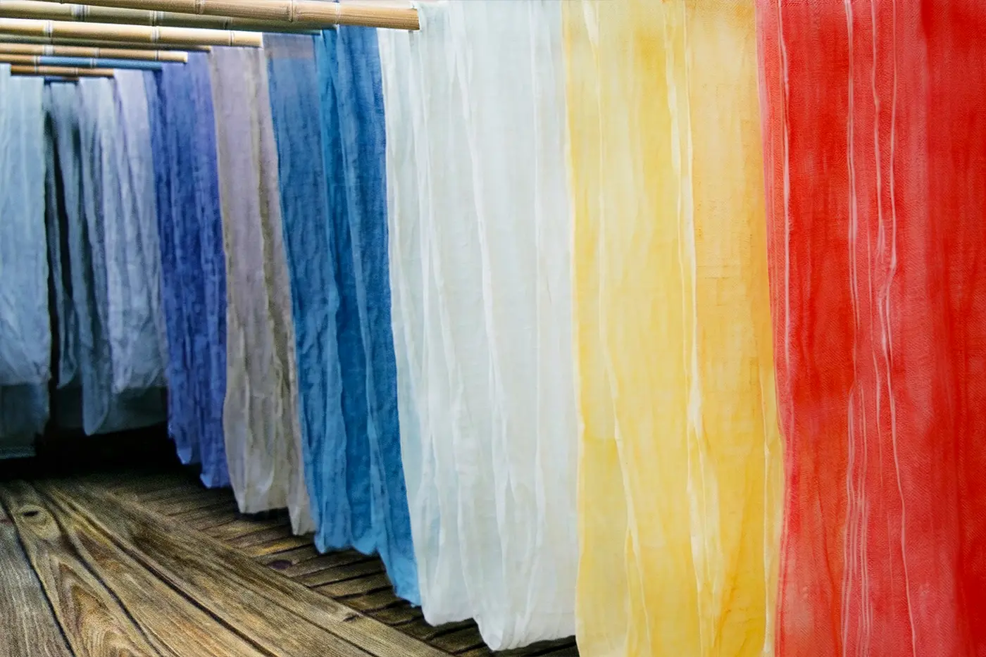 On traditional shuttle looms, each thread is carefully interlaced to create the sling fabric. The rhythmic motion of the loom transforms linen yarn into a strong, breathable textile designed to support everyday carrying.