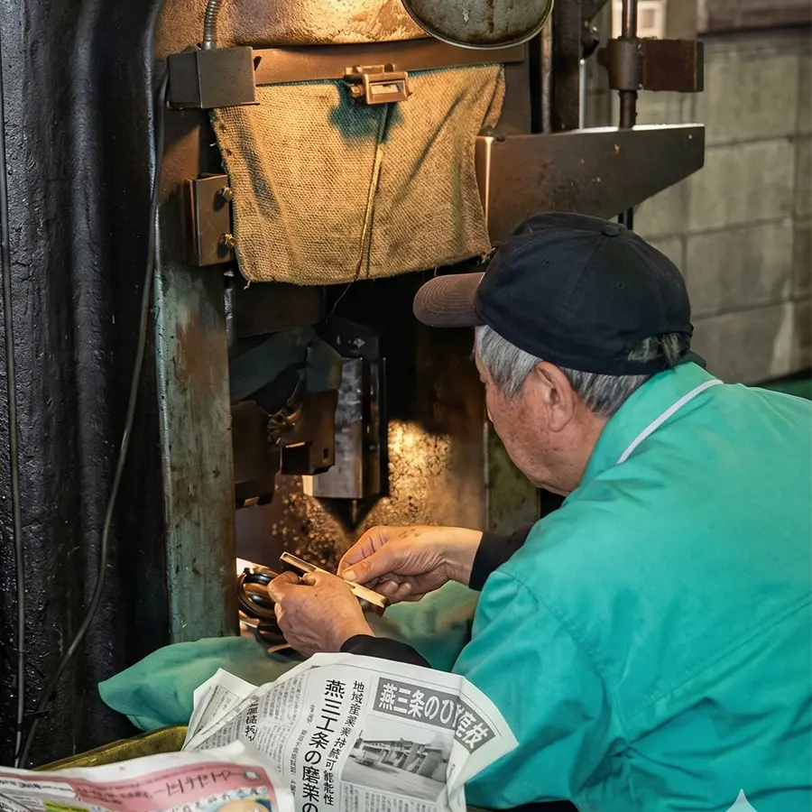Forged in Tsubame-Sanjo. In a region renowned for metal craftsmanship, each ring is carefully formed and polished by skilled hands. These rings provide the strength and smooth movement that allow the sling to adjust effortlessly and carry safely.
