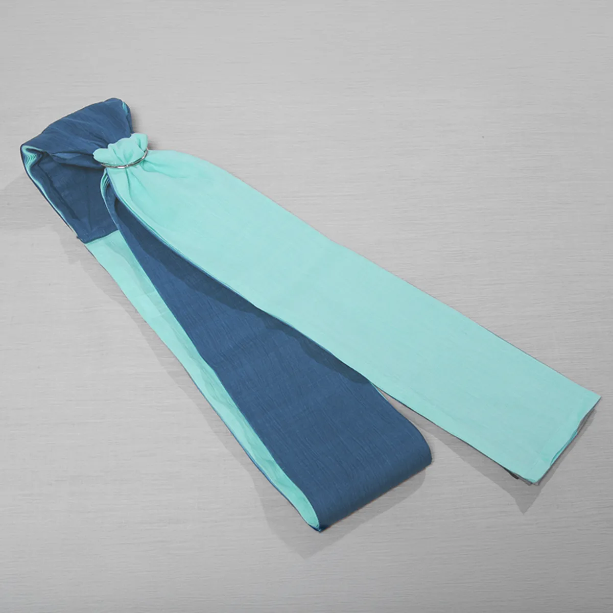 Step 01: Spread the fabric with the logo facing up. A quiet preparation is the first step toward a peaceful journey with your child.