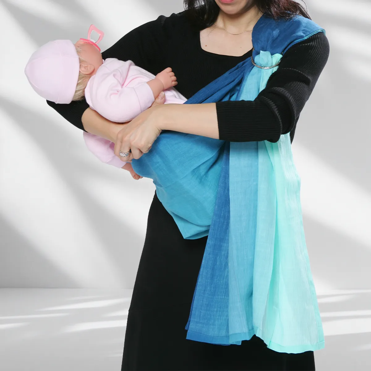 Step 09: Preparing the Cradle. Hold your baby close, supporting their head with your arm. Before tucking them in, ensure the pouch is open and ready to become a safe, warm cocoon.